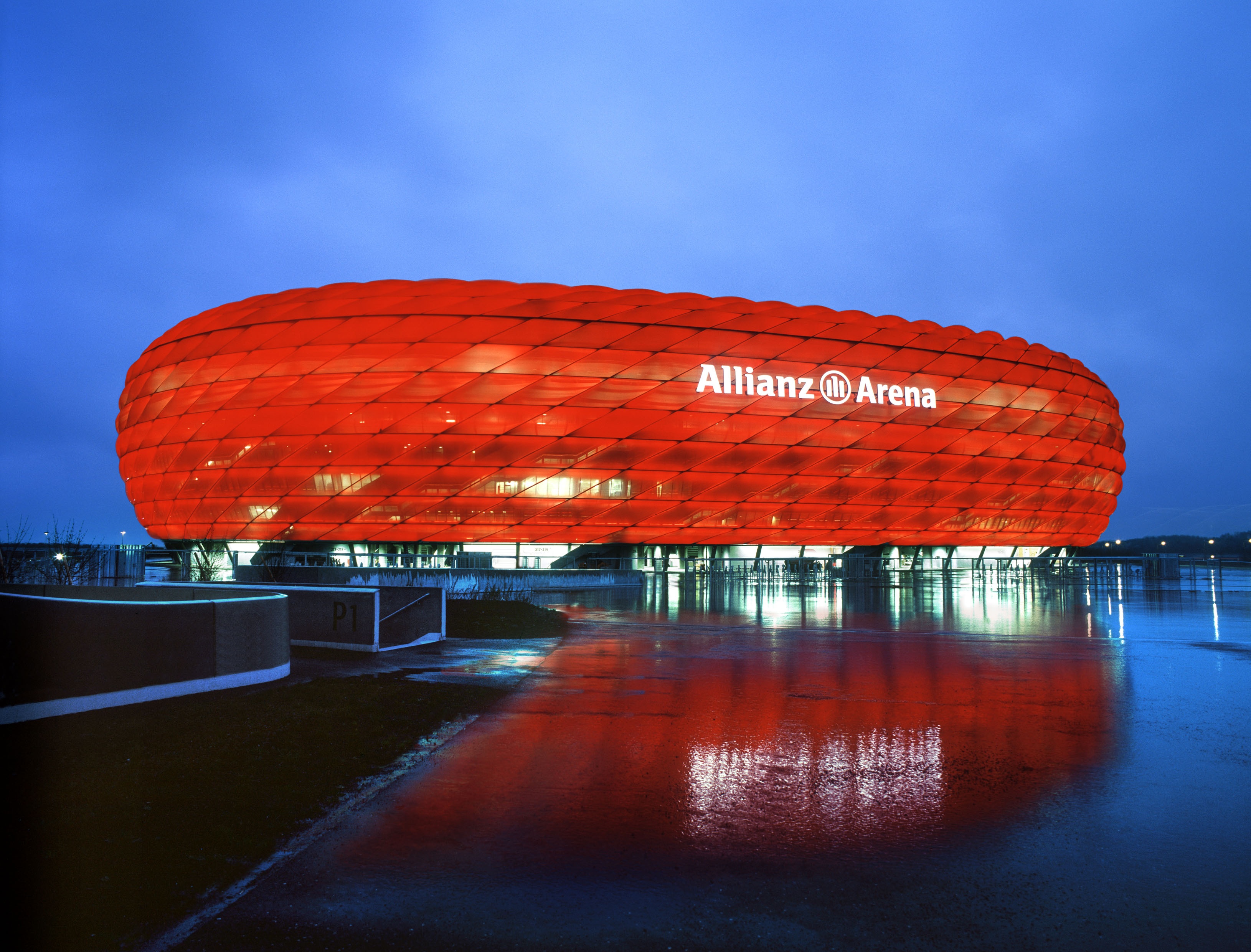 Allianz Arena illuminata per una partita del FC Bayern Munchen.